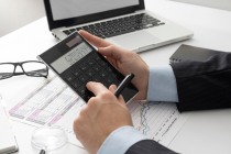 Profissional realizando contabilidade empresarial em escritório
